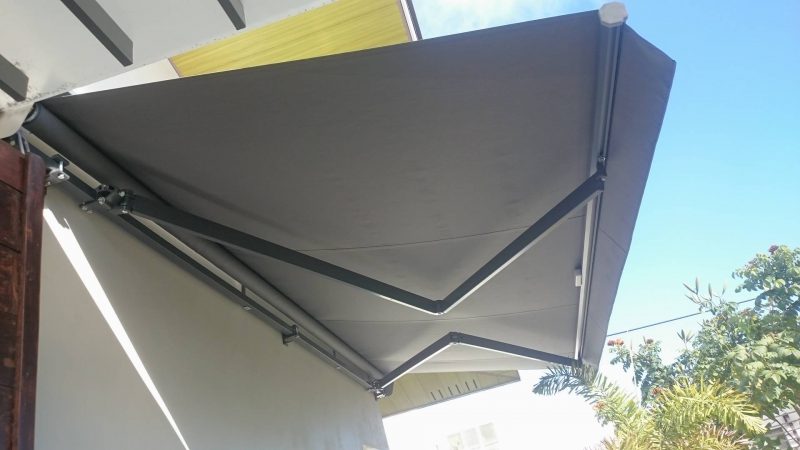 modern-retractable-awning-08